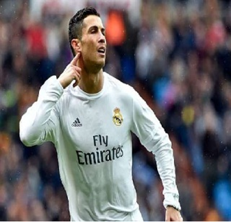 GERARD JULIEN/AFP/Getty Images Após ser vaiado, Cristiano Ronaldo comemora gol cobrando a torcida do Real 