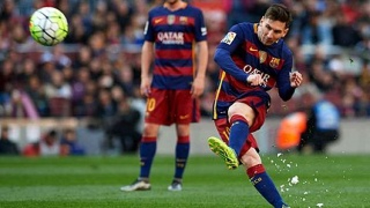 Messi cobra falta contra o Getafe, no Camp Nou