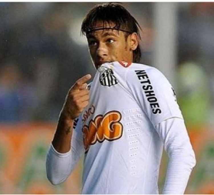 Neymar beija escudo do Santos