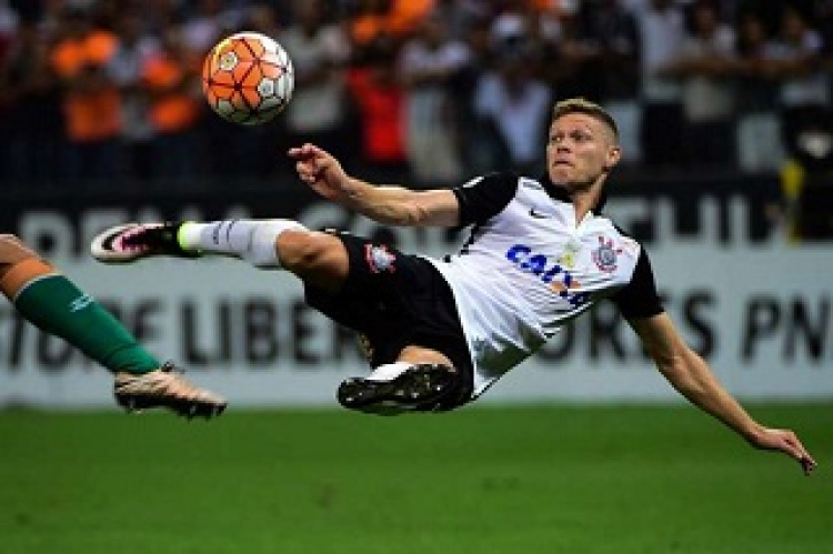 Marlone marcou um dos seis gols do Corinthians com este belo voleio (foto: Djalma Vassão/Gazeta Press)