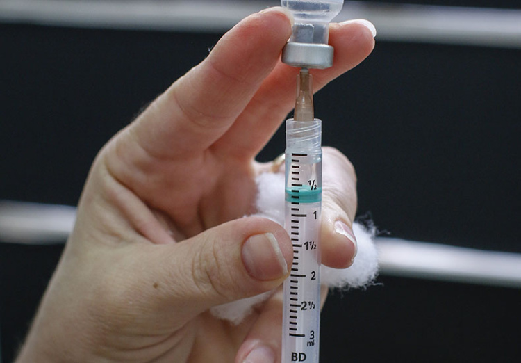 Vacinas mais avançadas contra a covid-19 estão sendo testadas no Brasil — Foto: Reuters via BBC