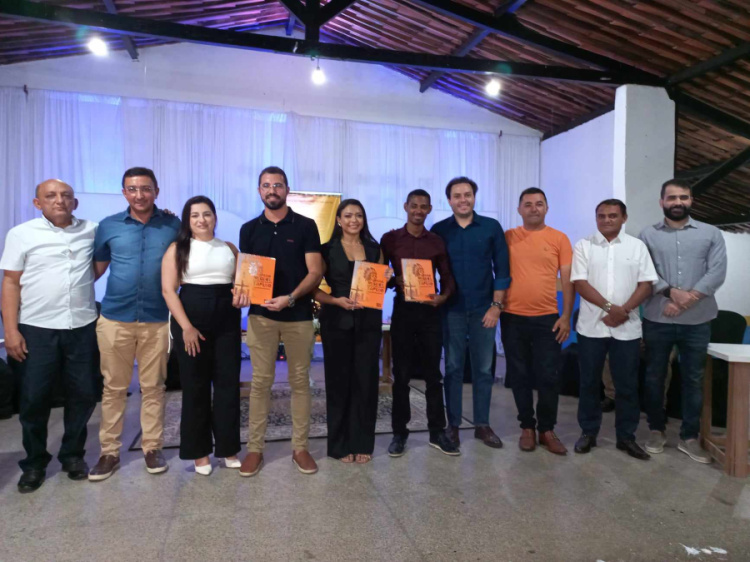 Prefeitura de SMT lança livro didático ‘São Miguel do Tapuio ‘Conhecendo meu Município’ 