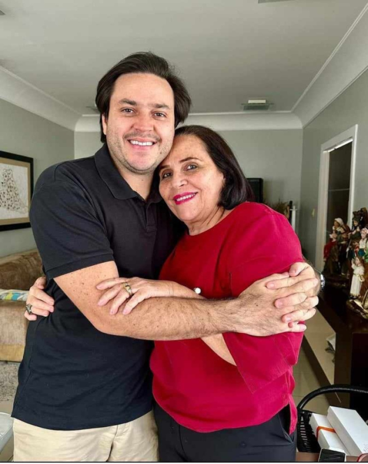 Na foto, o prefeito Pompilim e sua mãe, dona Jandira Lira.
