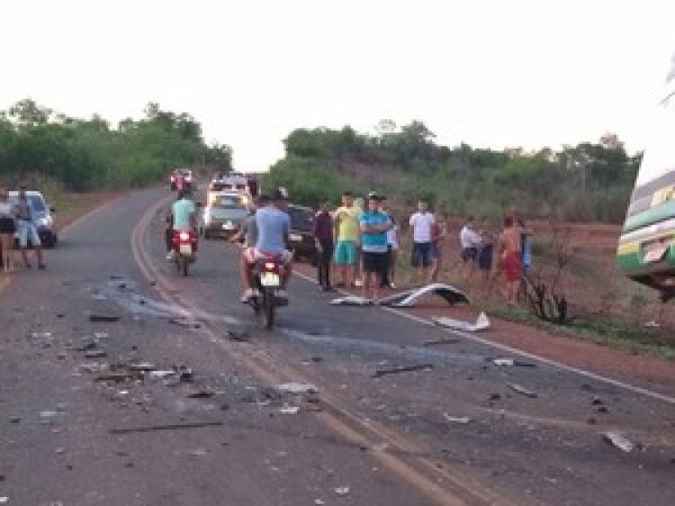 Acidente aconteceu na PI-375 (Foto: Divulgação/Polícia Militar)