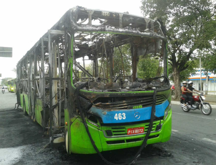 Ônibus coletivo foi consumido pela chamas. Novos protestos podem acontecer (Foto: Andrê Nascimento/ O Dia)