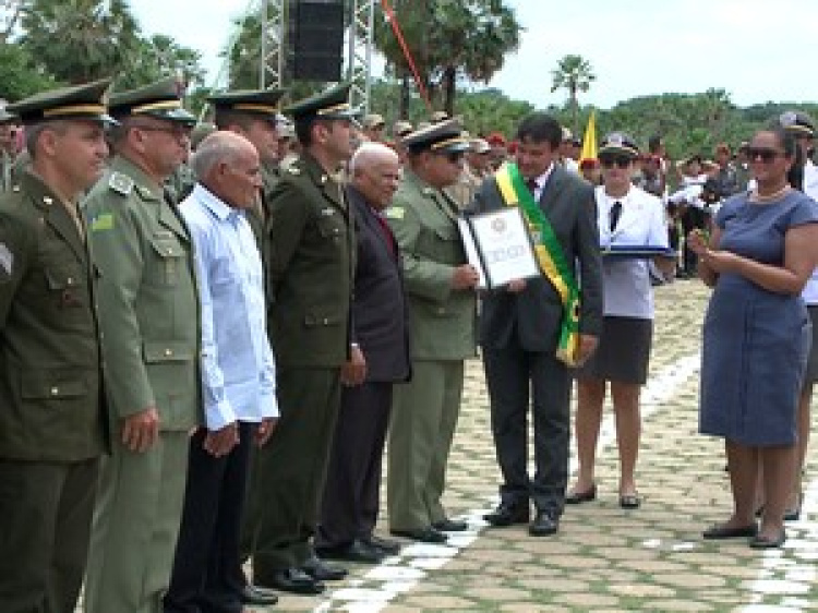 Governador em solenidade da Batalha do Jenipapo
(Foto: Reprodução/TV Clube)