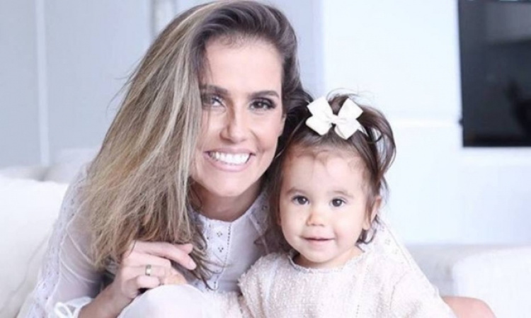 Atriz Deborah Secco e a filha Maria Flor