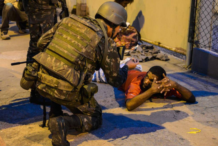 Soldados do exército revistam pessoas nesta segunda, em Vitória. GABRIEL LORDELLO EFE)