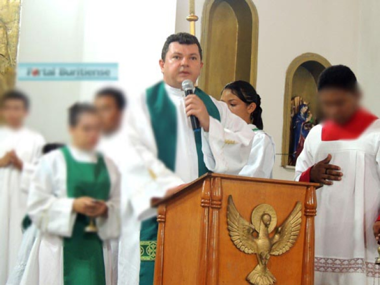 Padre Paulo Jorge durante celebração em Buriti dos Lopes