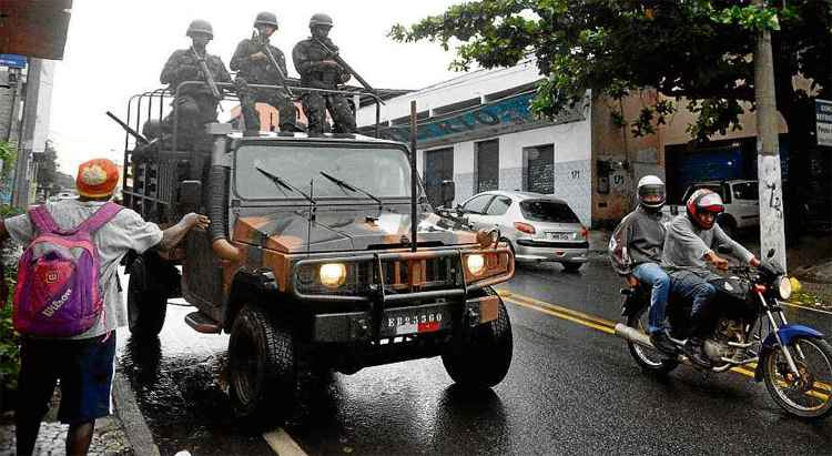 Soldados do Exército fizeram a segurança das ruas e dos terminais rodoviários vazios em Vila Velha, região metropolitana de Vitória