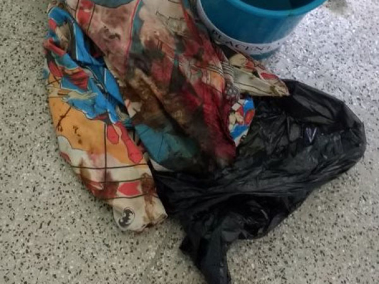 Bebê estava dentro de um saco preto e envolta em um lençol 