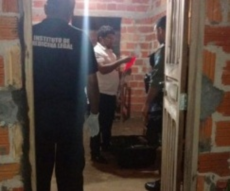 Polícia investiga a cena do crime (Foto: Divulgação / Polícia Civil)