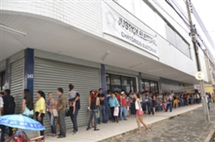 Filas de eleitores para recadastramento em Teresina, no ano passado