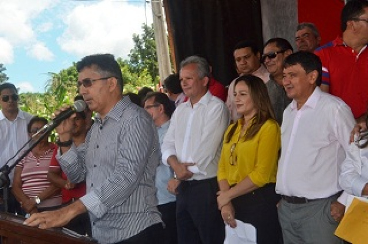 Deputado estadual Aluísio Martins (PT) em discurso na solenidade/foto: Portal Campo Maior 