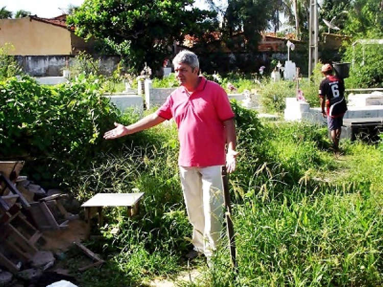 Vereador Paiva Júnior - mostrando descaso em Cemitério 