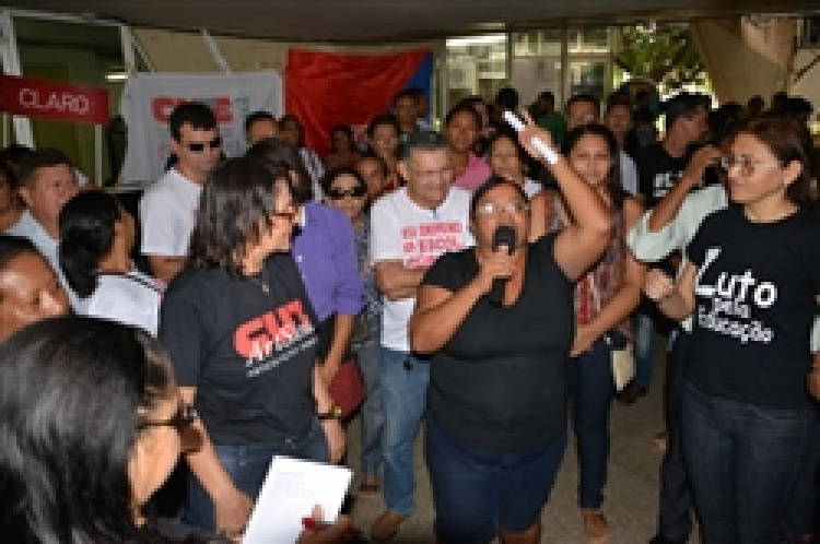 Manifestação dos professores do estado ontem no Centro Administrativo: greve vai para a terceira semana