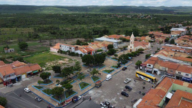 Imagem aérea do centro da cidade de São Miguel do Tapuio/Reprodução 