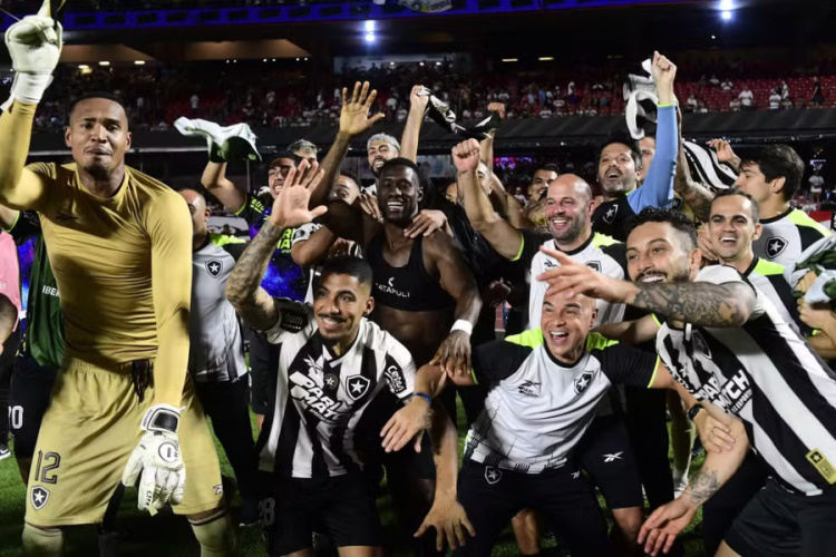 Jogadores do Botafogo comemoram após a classificação — Foto: Marcos Ribolli