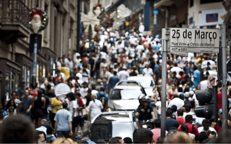 O movimento na Rua 25 de Março, maior centro de comércio popular de São Paulo (Foto: Aquiles Lins)