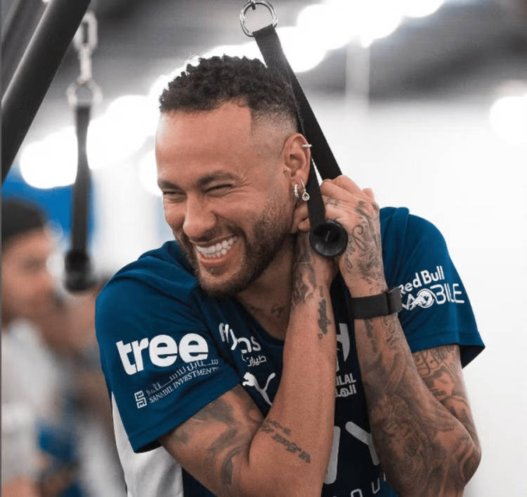 Neymar mostrou bom humor na reapresentação do Al-Hilal — Foto: Divulgação / Al-Hilal