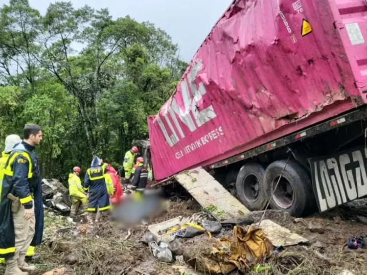 Carreta container tomba sobre van e mata nove pessoas de equipe de remo na BR-376 no Paraná — Foto: Corpo de Bombeiros 