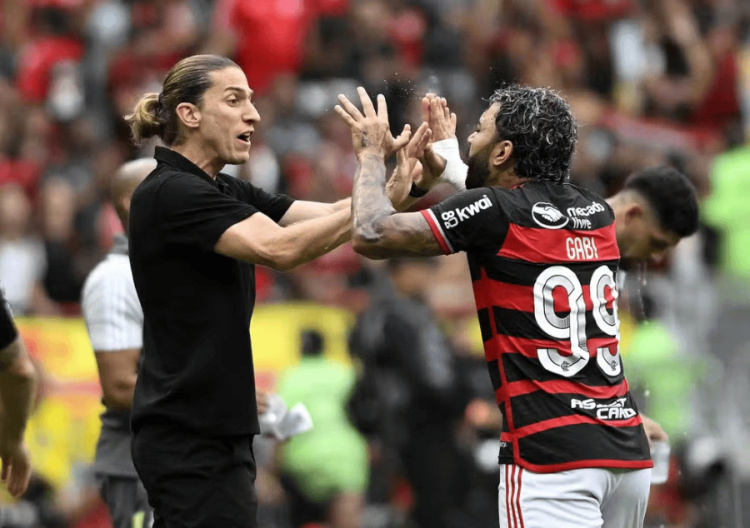 Filipe Luís e Gabigol após o segundo gol do Flamengo contra o Atlético-MG — Foto: André Durão