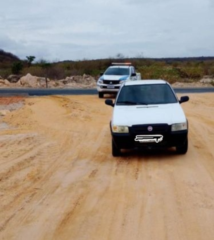 veículo da família roubado pelo grupo armado  na ação e abandonado horas depois/ Foto: Polícia Militar 