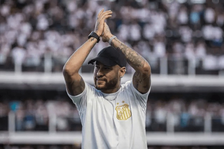 Neymar com a camisa do Santos na Vila Belmiro em 2024 (Foto: Divulgação/Santos).