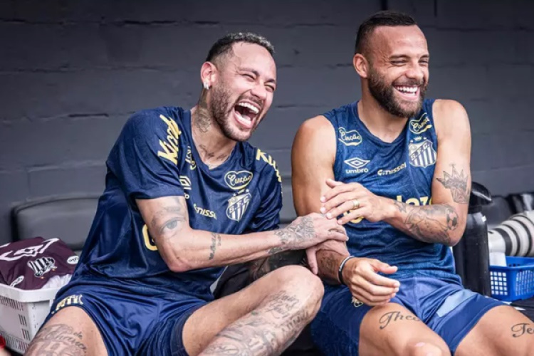 Neymar apareceu sorrident no primeiro treino no Santos - Foto: Raul Baretta/ Santos FC.