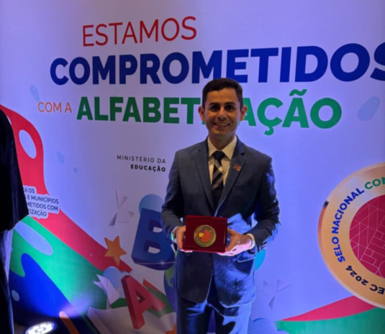 Prefeito de Júnior Abreu recebe Selo Ouro pela alfabetização na idade certa.