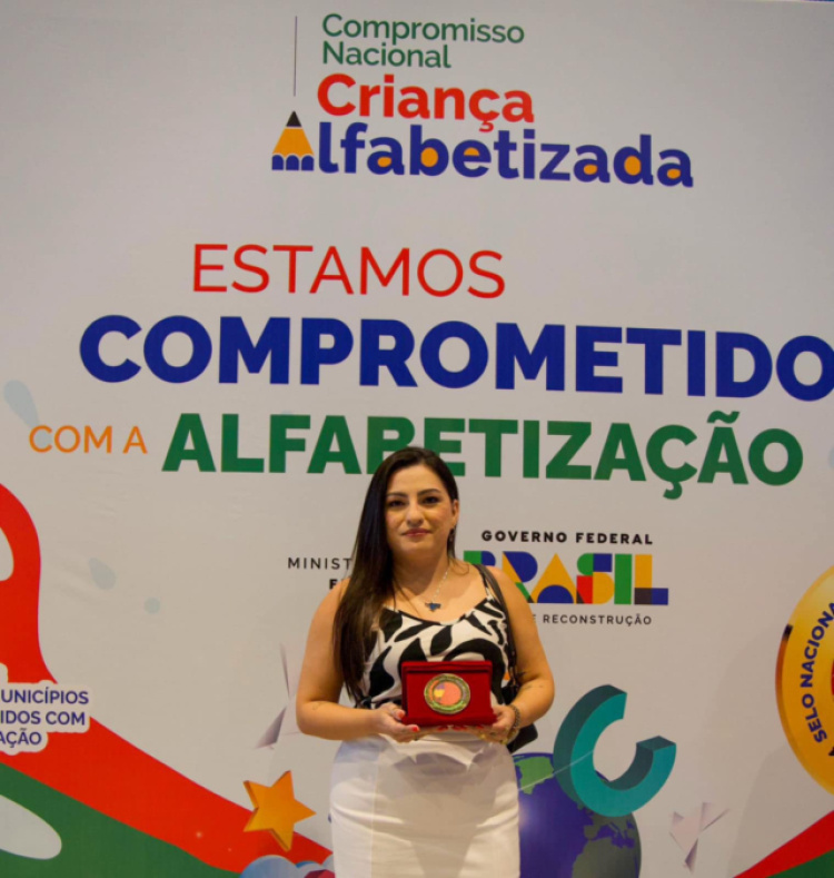 Secretária Municipal de Educação , Professora Marcelli Cardoso, em Brasília (DF) recebendo a premiação.