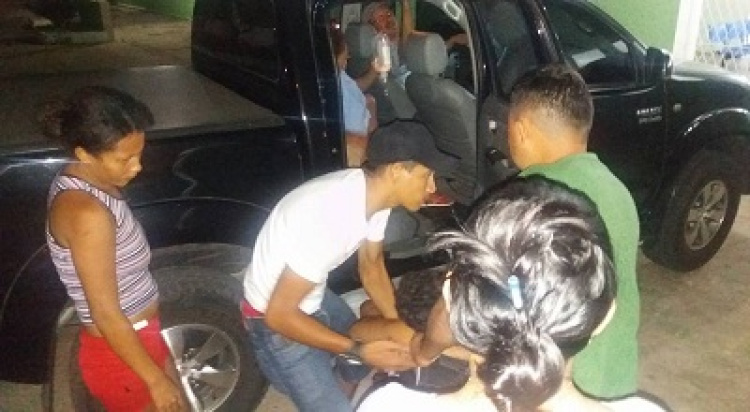 Paciente sendo transferido em carro fretado pela família (foto: Petter Brandão)